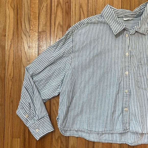 GAP Cropped Stripe Button-Down - Picture 2 of 10
